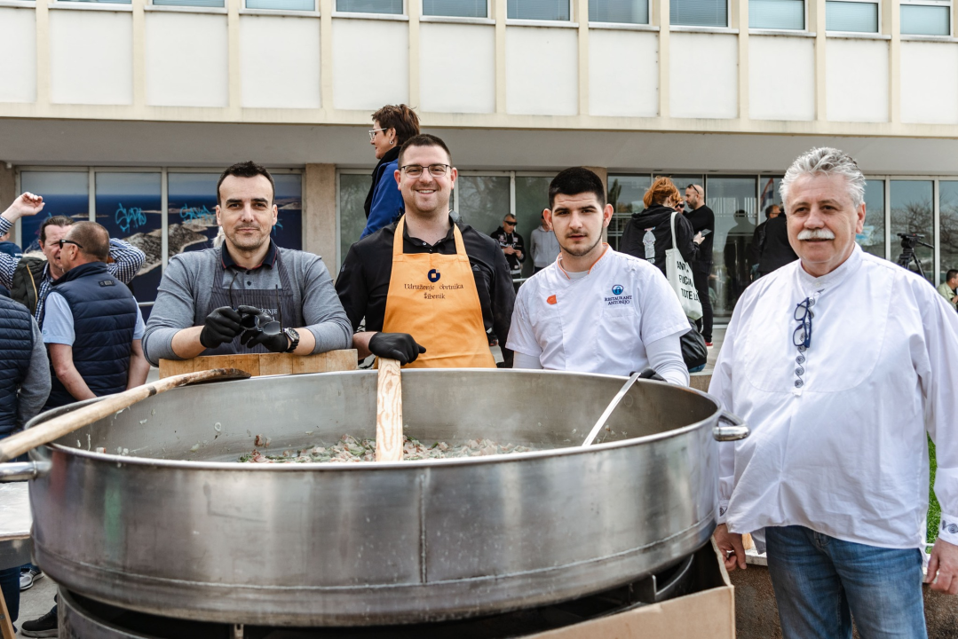 Uskrsni doručak i ove godine privukao brojne Šibenčane, fritaja 'planula' u nekoliko minuta