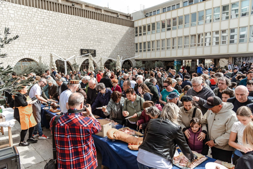 Uskrsni doručak i ove godine privukao brojne Šibenčane, fritaja 'planula' u nekoliko minuta