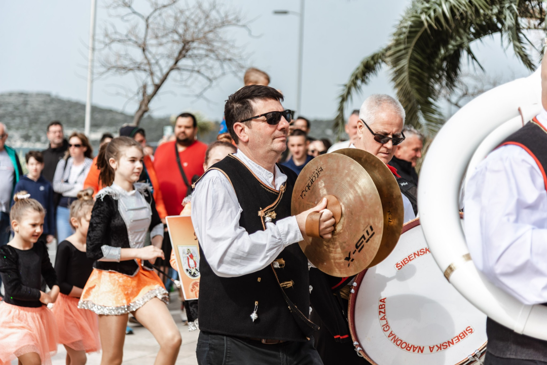 Uskrsni doručak i ove godine privukao brojne Šibenčane, fritaja 'planula' u nekoliko minuta