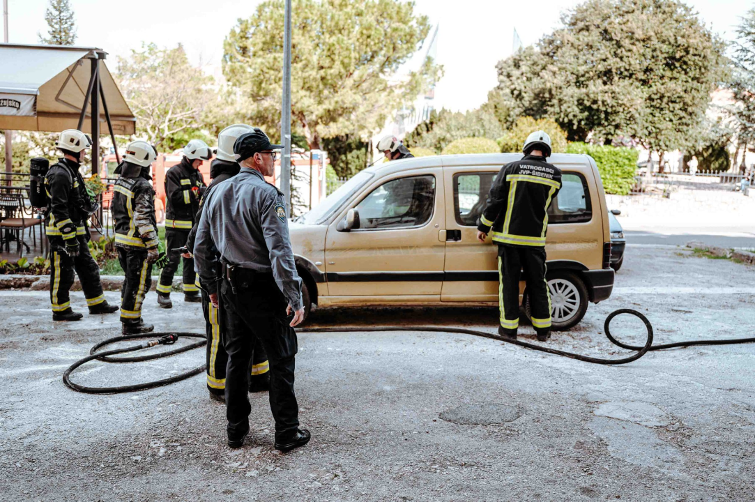 Zapalilo se auto kod PBZ banke u centru Šibenika: Vatrogasci brzom intervencijom spasili stvar 