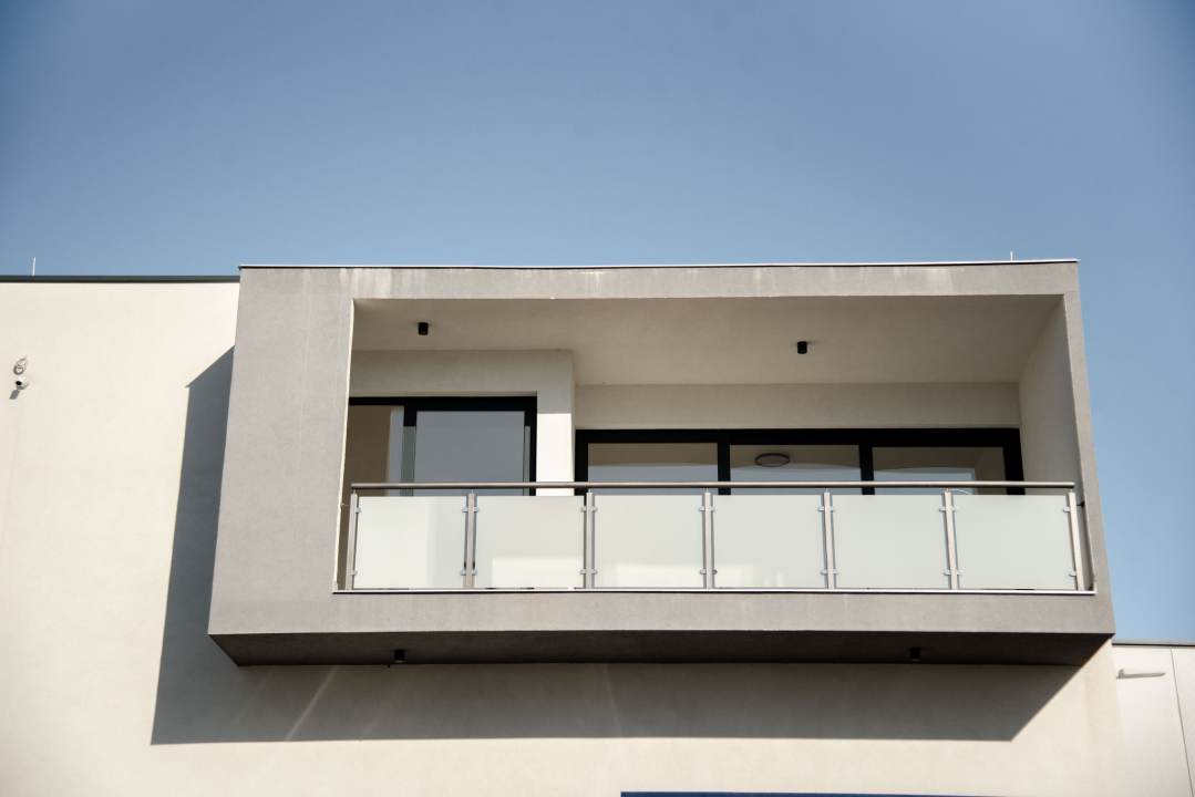 Iznajmljuje se atraktivan i prostran poslovni prostor u Ražinama!