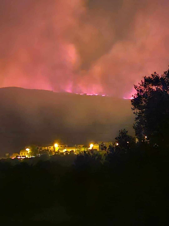 Još nije ugašen požar kod Vrpolja: Od jutros ga gase i dva kanadera