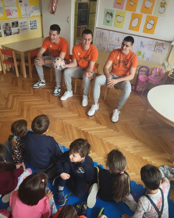 Klarin, Škugor i Brajković posjetili najmlađe navijače u DV Vjeverica 