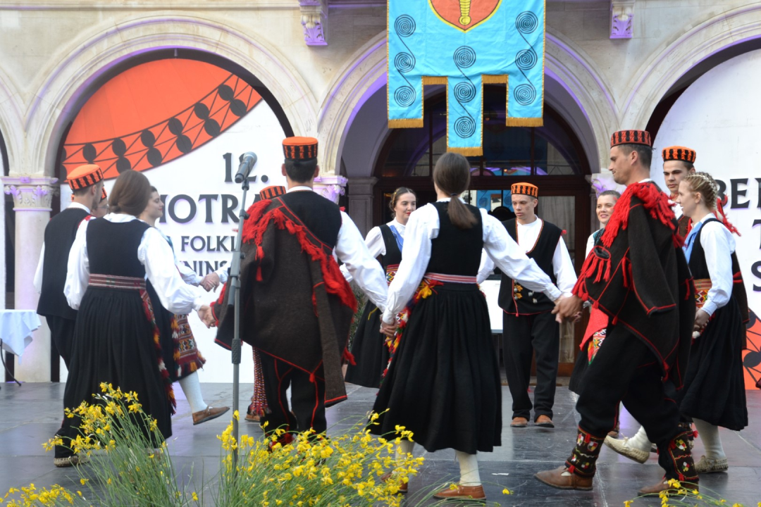 Za tjedan dana mimohod 300 folkloraša po Šibeniku pa smotra u kazalištu