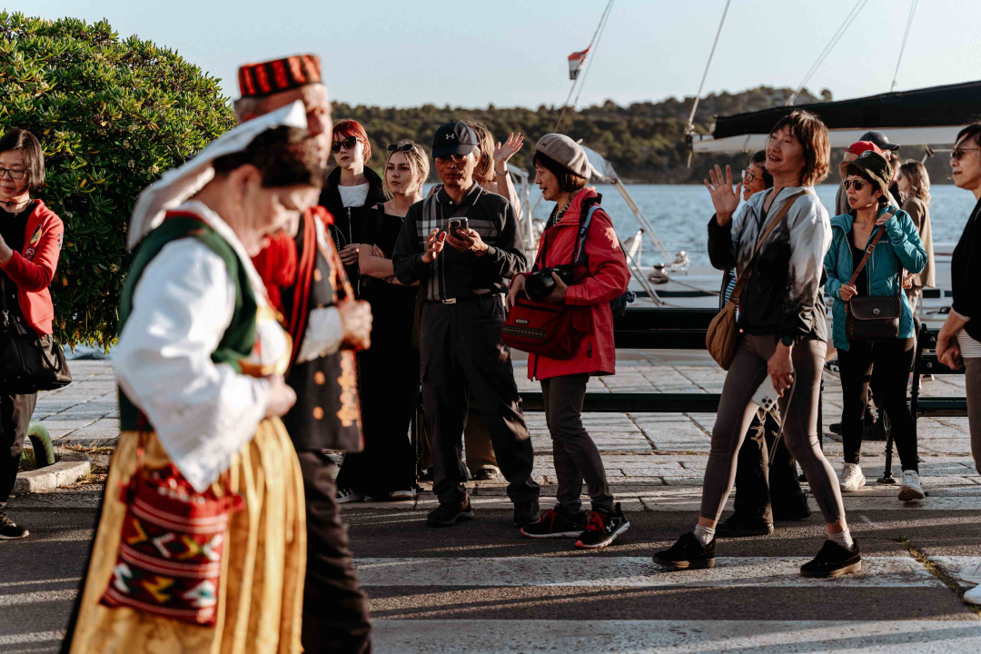 Šibenikom prošlo više od 300 članova kulturnih društava, nošnjama oduševili prolaznike 