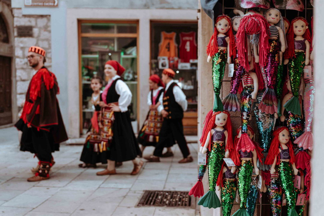 Šibenikom prošlo više od 300 članova kulturnih društava, nošnjama oduševili prolaznike 