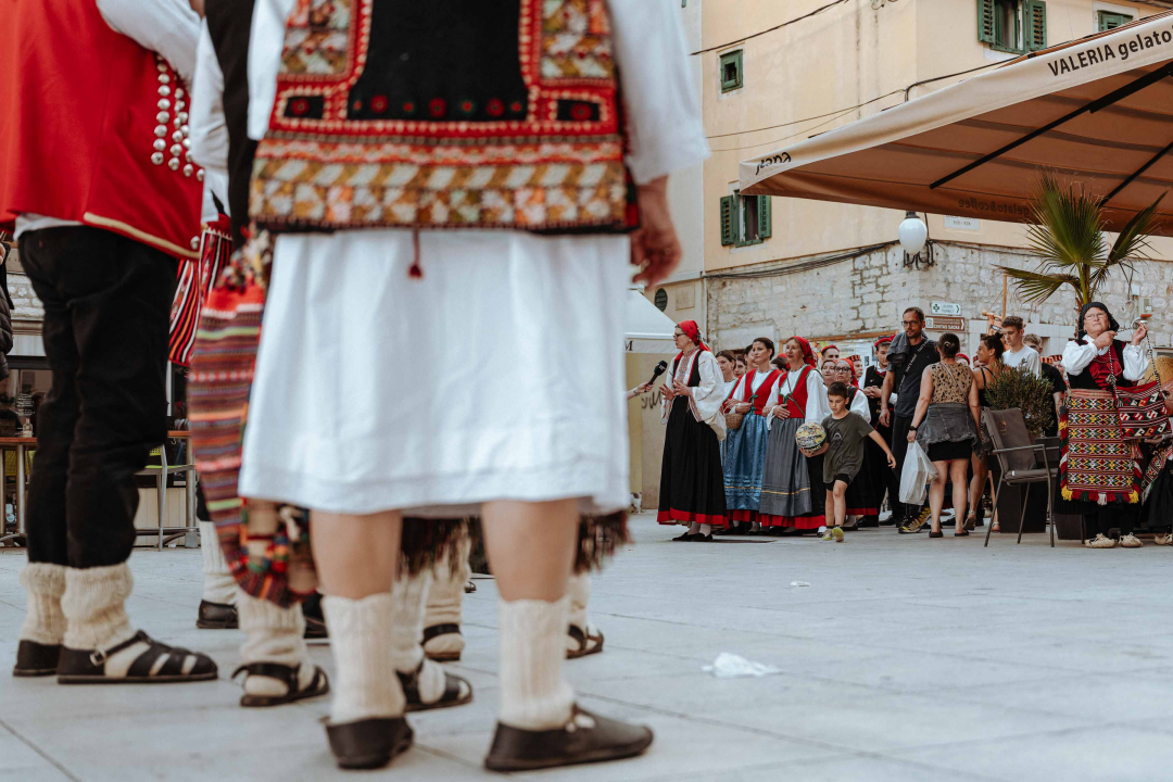 Šibenikom prošlo više od 300 članova kulturnih društava, nošnjama oduševili prolaznike 