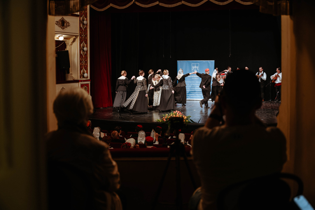 Šibenikom prošlo više od 300 članova kulturnih društava, nošnjama oduševili prolaznike 