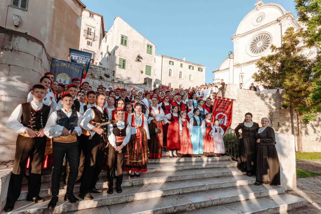 Pobjednici smotre folklora su 'Zora' iz Betine, 'Krč' iz Primoštena, 'Kralj Zvonimir' iz Knina te 'Kolajnica' iz Šibenika