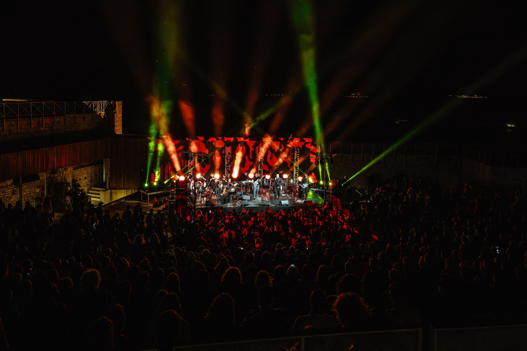 Odlično raspoložena publika i fantastičan nastup Urbana i gudača na Tvrđavi sv. Mihovil