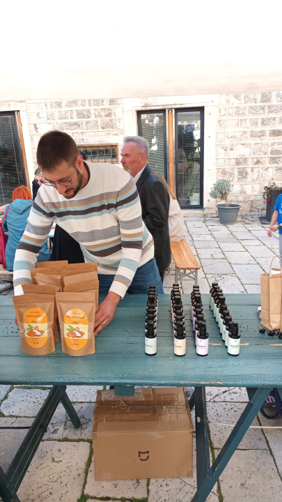 Jure Rončević zajedno s obitelji bavi se uzgojem badema: ‘Nismo htjeli zapustiti djedovinu’