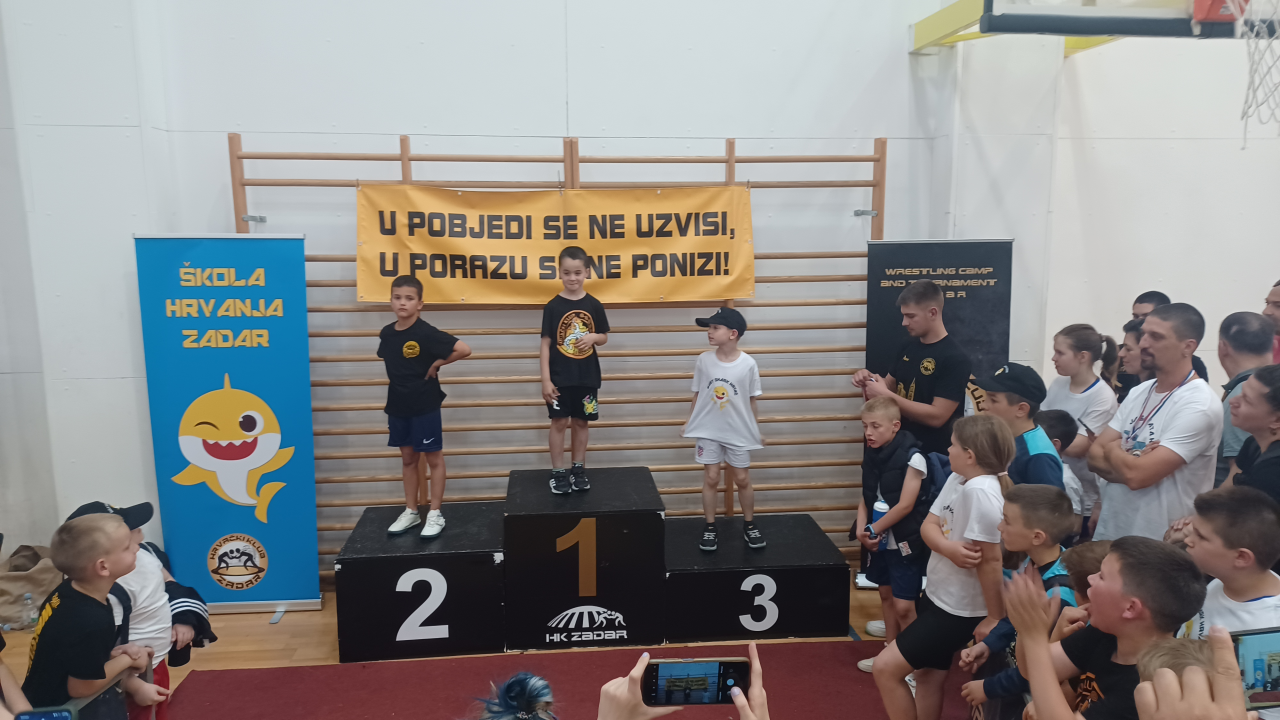 Najmlađi šibenski hrvači uspješni na turniru u Zadru, svih osam osvojilo medalje