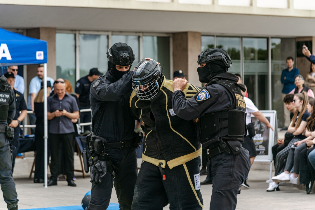 Policajci 'zauzeli' trg ispred Županije kako bi prezentirali svoje zanimanje