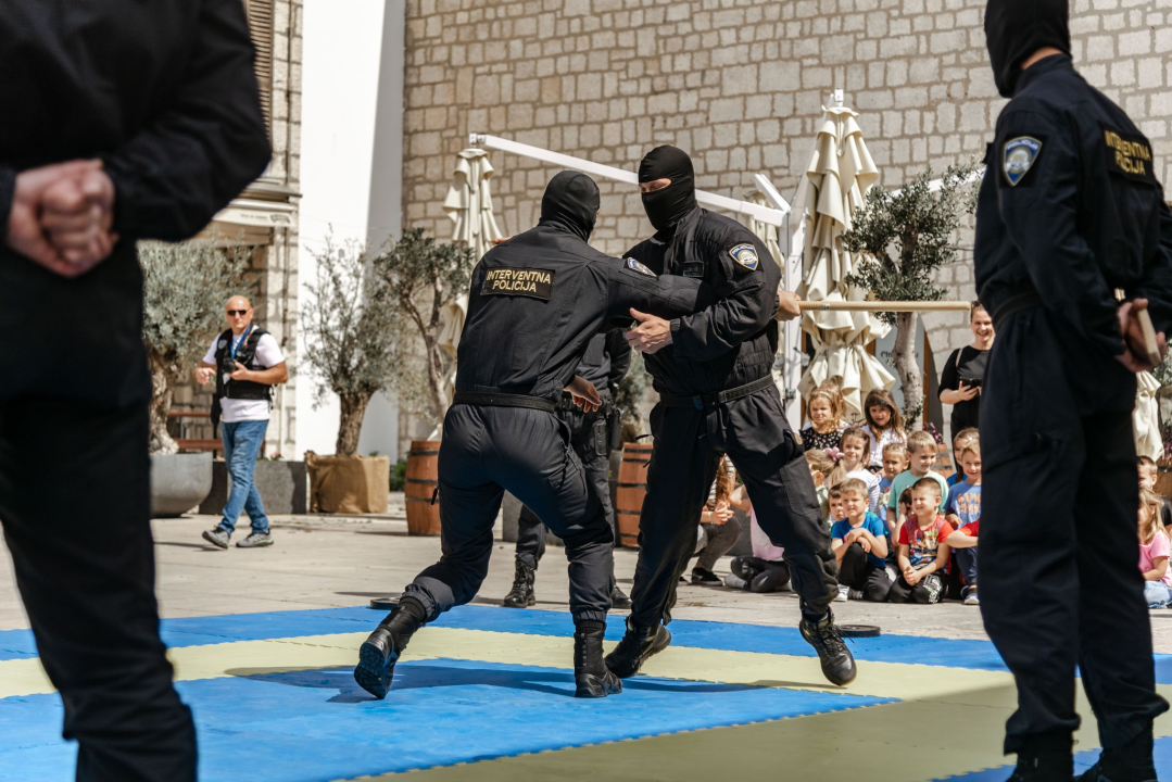 Policajci 'zauzeli' trg ispred Županije kako bi prezentirali svoje zanimanje