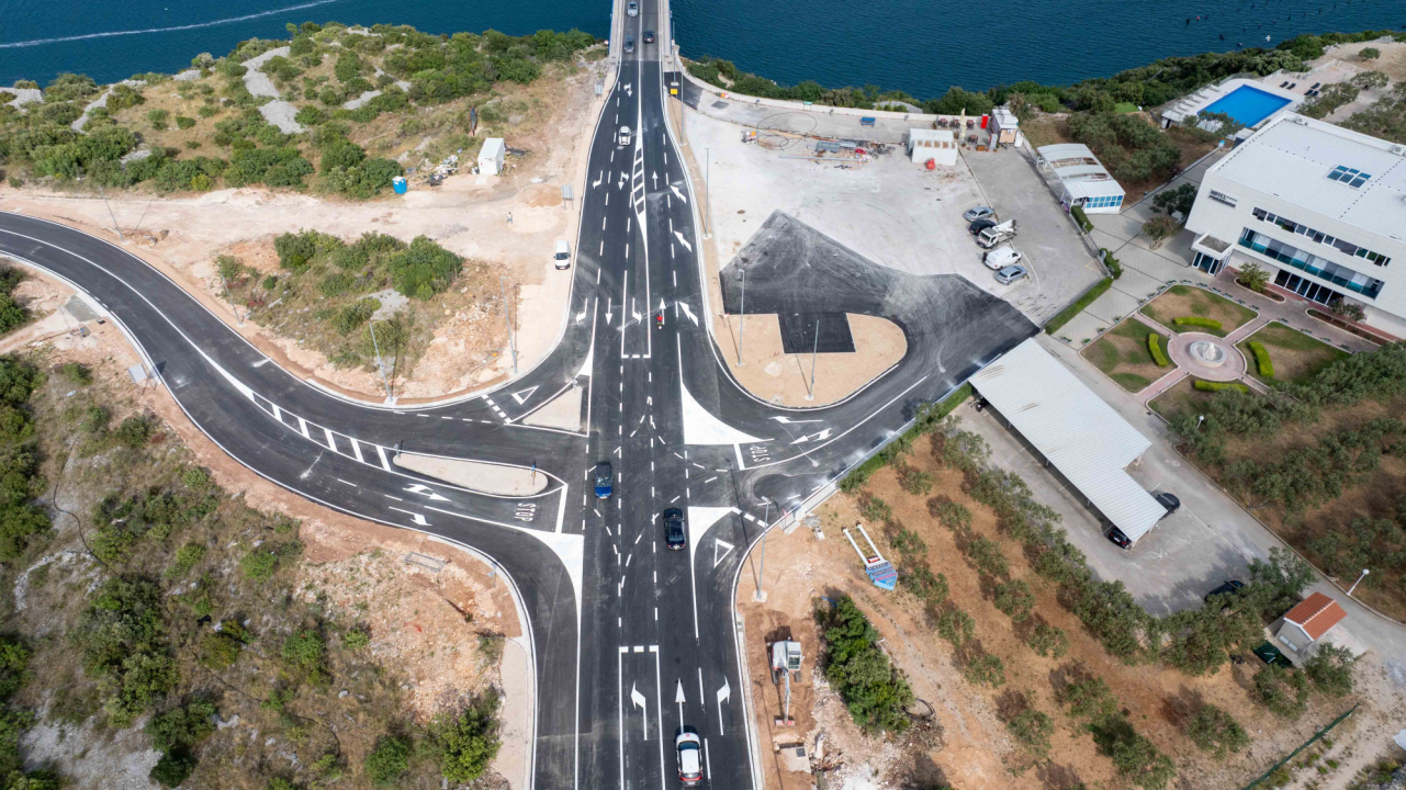 Polovica Šibenčana smatra kako novo raskrižje kod mosta neće smanjiti ljetne gužve