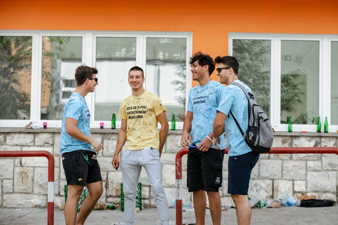 Šibenski maturanti opraštaju se od škole: Slave uz domaće hitove, a budućnost vide vani