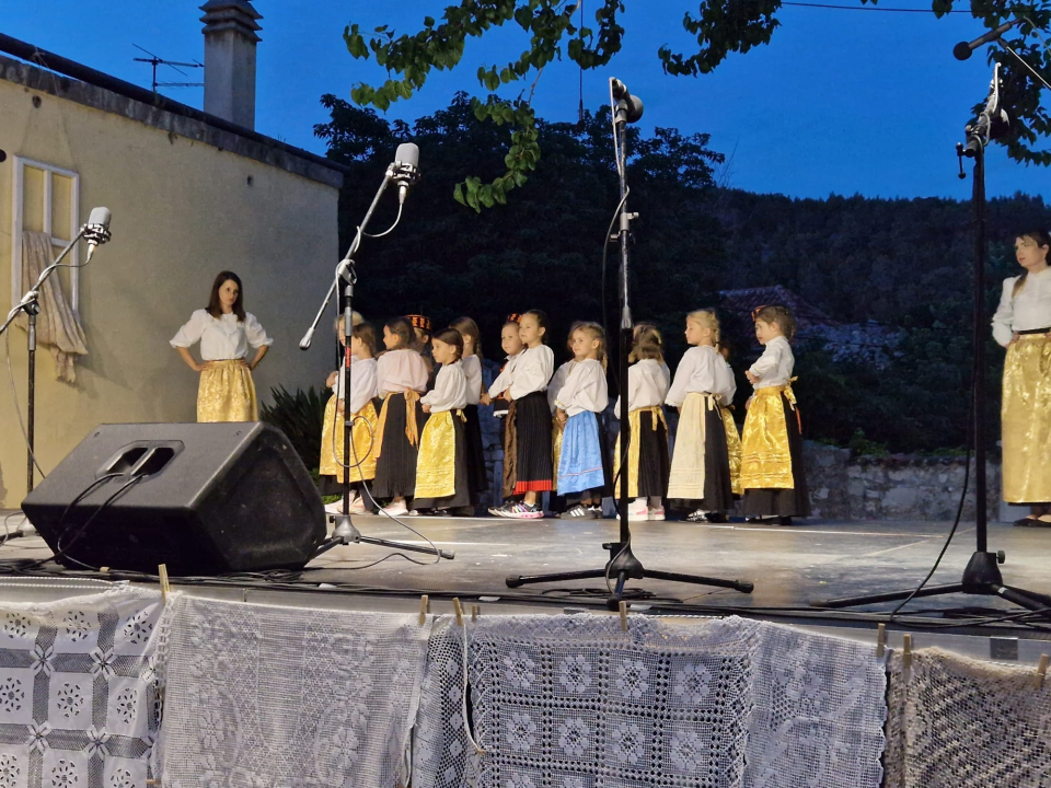 Smotra dječjeg folklora u Skradinu okupila djecu iz 11 skupina