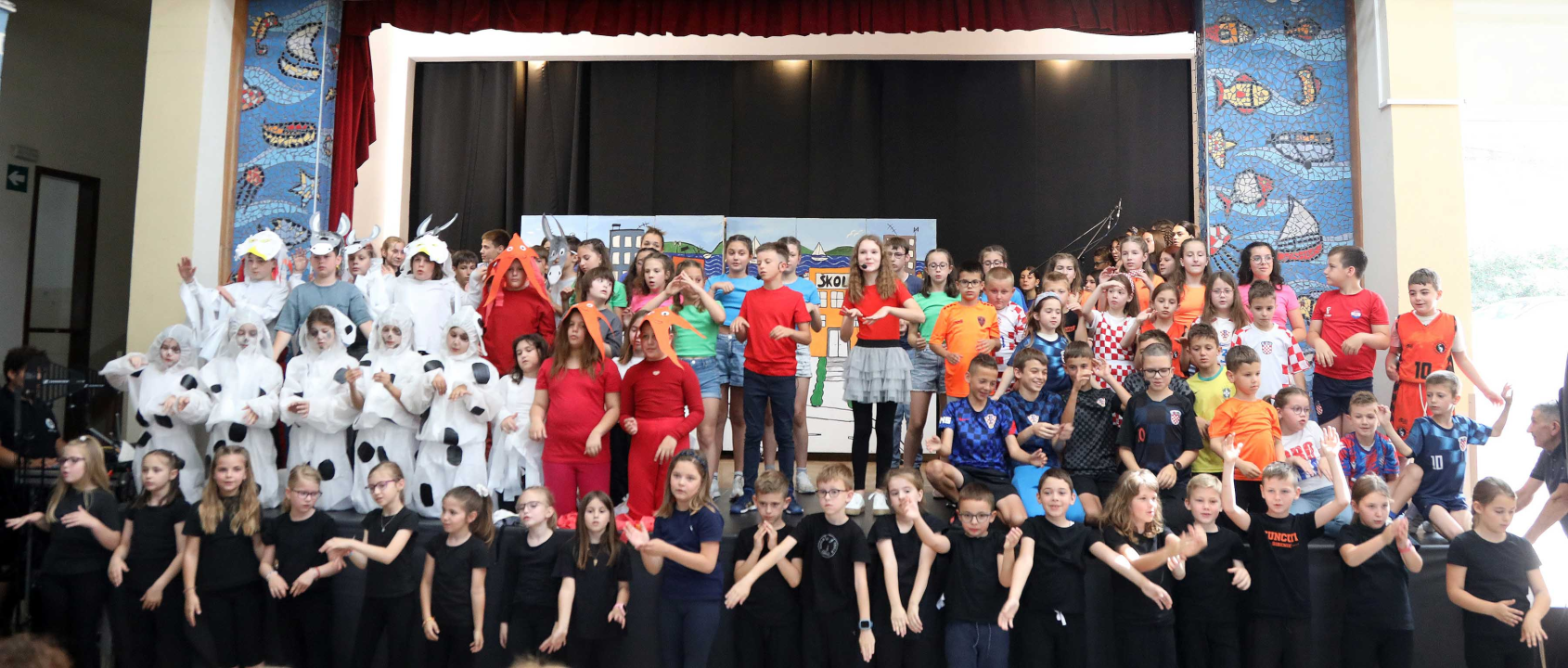 'Rome i Jula' u izvedbi učenika i djelatnika OŠ Petra Krešimira IV. za Dan škole