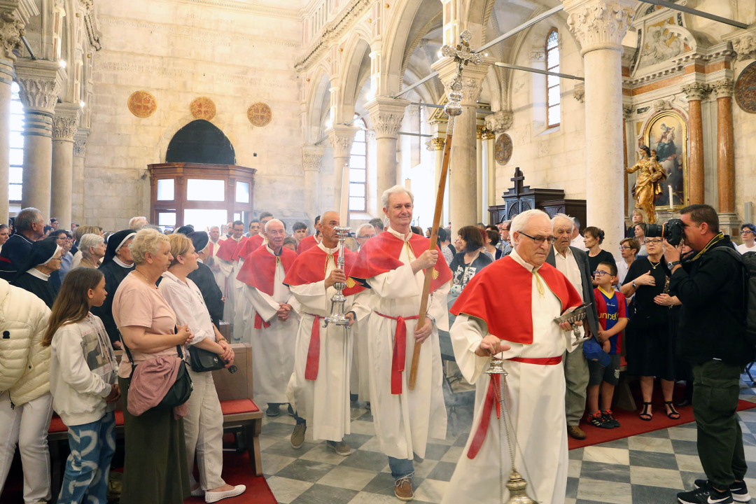 Šibenčani misom u katedrali pa procesijom proslavili svetkovinu Tijelova