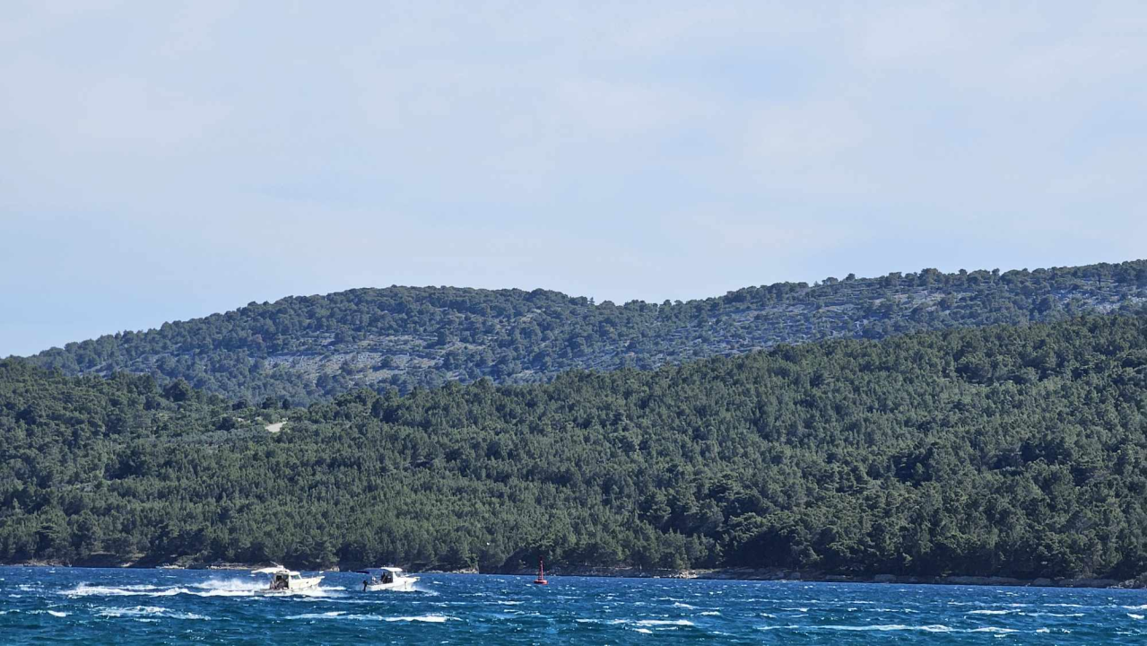 Mještani Prvića prosvjedovali jer su nezadovoljni brodovima koji ih povezuju s kopnom