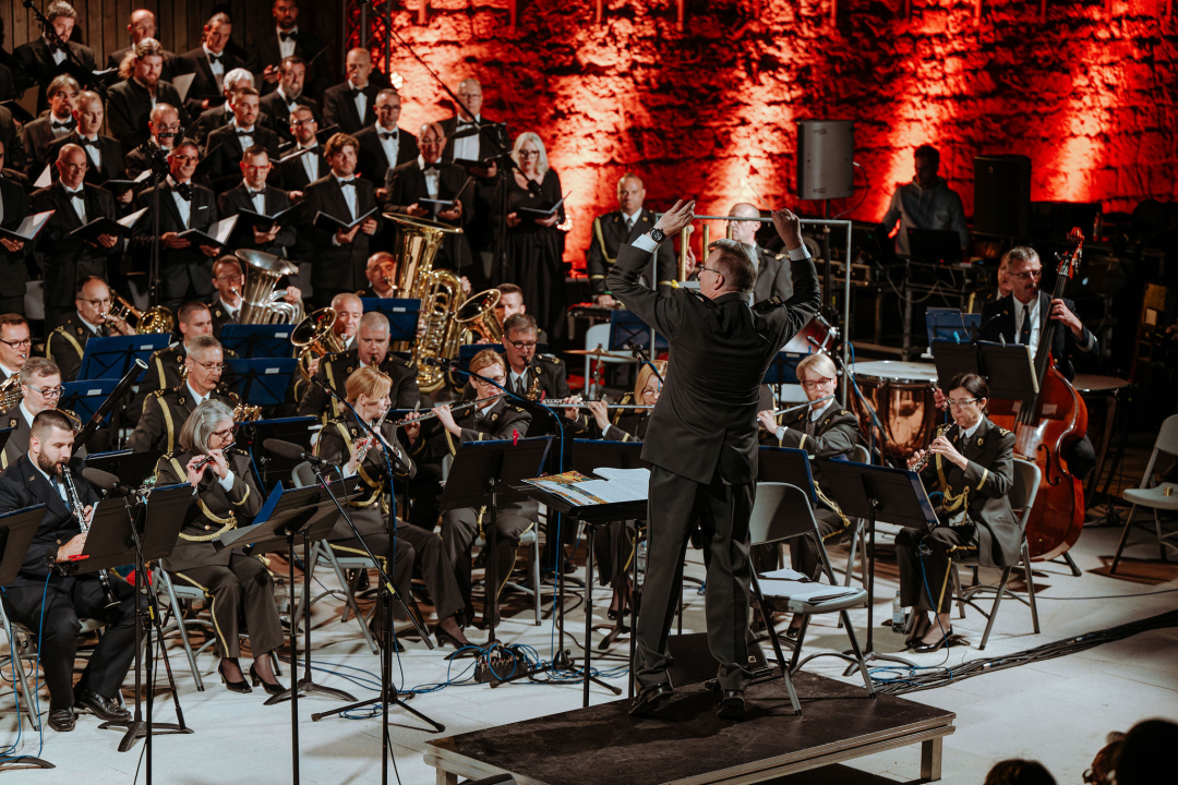 Proslava velikog jubileja: Istinski glazbeni užitak na koncertu Kola i Orkestra HV-a na tvrđavi sv. Mihovila 
