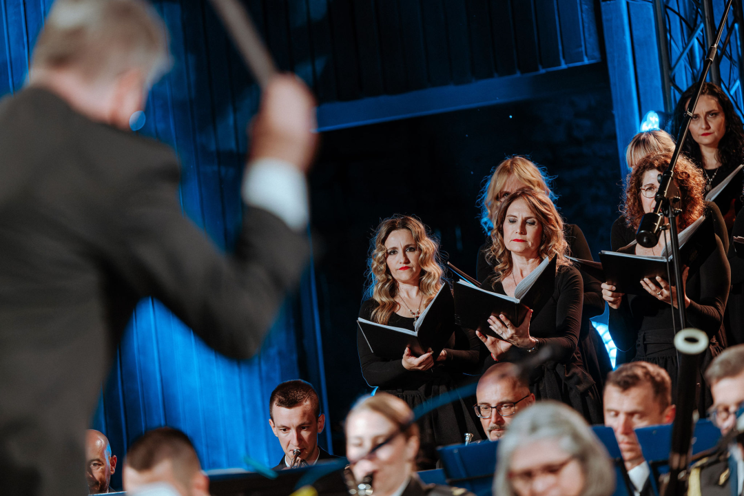 Proslava velikog jubileja: Istinski glazbeni užitak na koncertu Kola i Orkestra HV-a na tvrđavi sv. Mihovila 