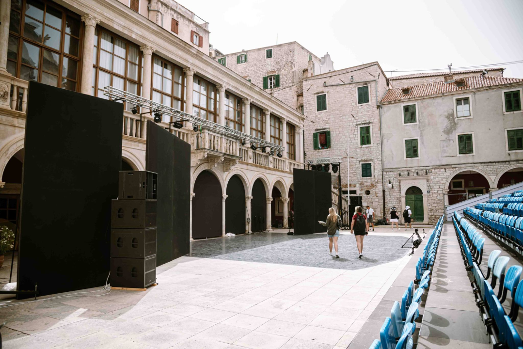 Kod kazališta postavljena vrata sreće, MDF polako preuzima grad