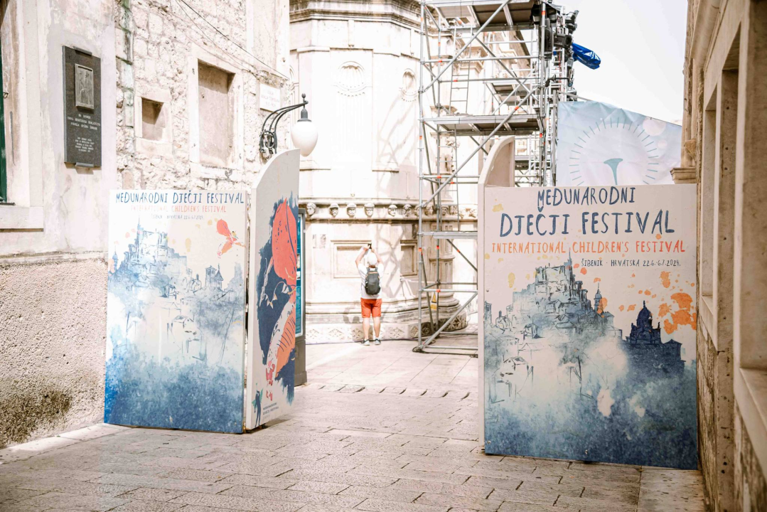 Kod kazališta postavljena vrata sreće, MDF polako preuzima grad