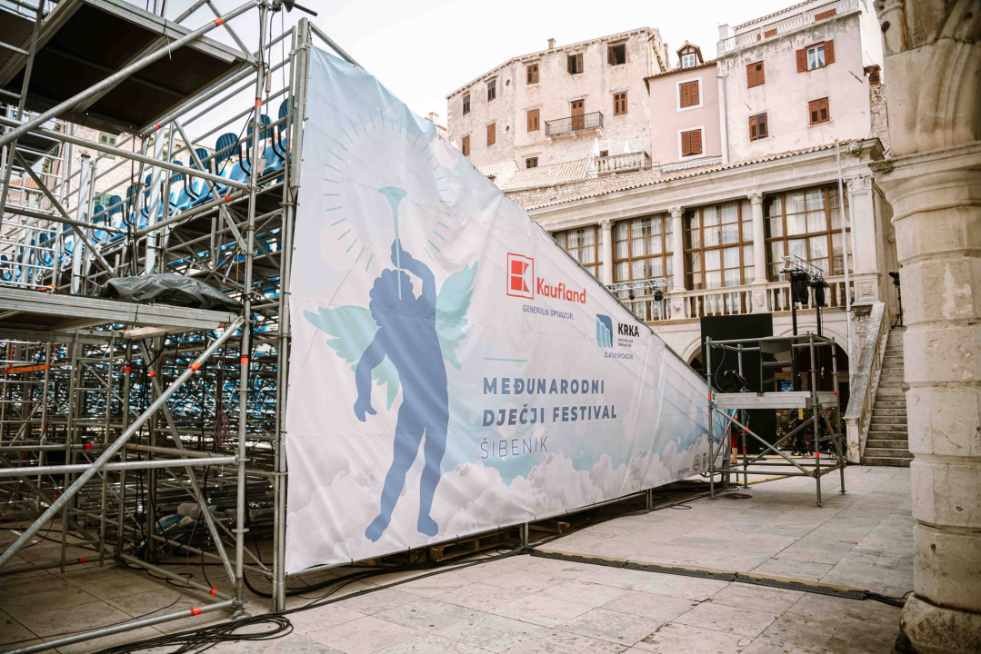 Kod kazališta postavljena vrata sreće, MDF polako preuzima grad