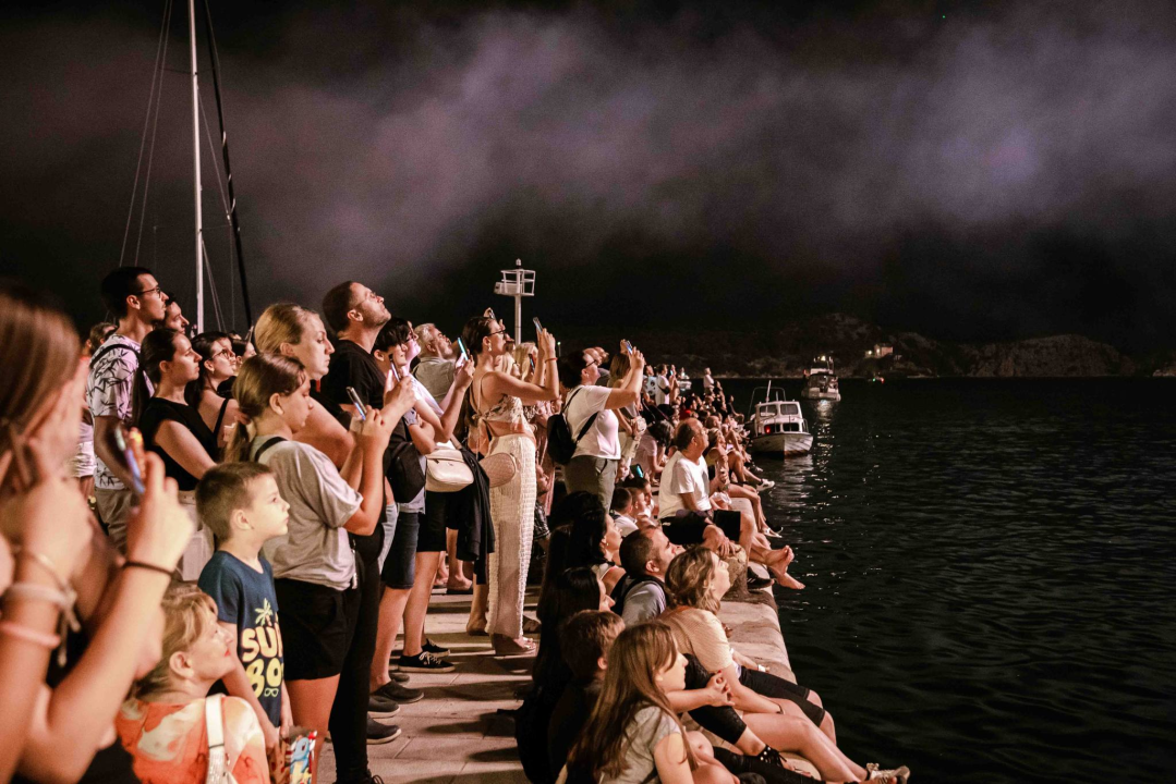 Šibenska noć izvukla ljude u grad, a zabavljao ih je Magazin dobrim starim hitovima