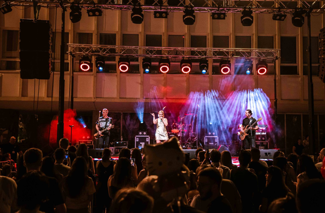 Šibenska noć izvukla ljude u grad, a zabavljao ih je Magazin dobrim starim hitovima