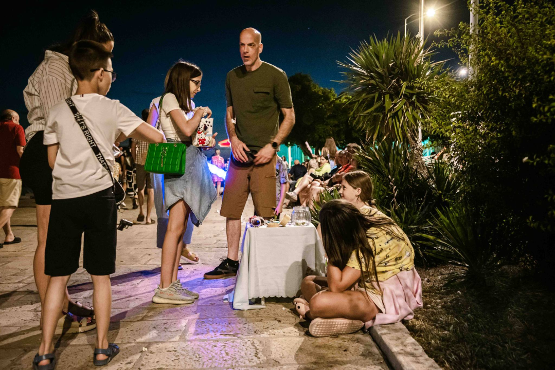 Šibenska noć izvukla ljude u grad, a zabavljao ih je Magazin dobrim starim hitovima