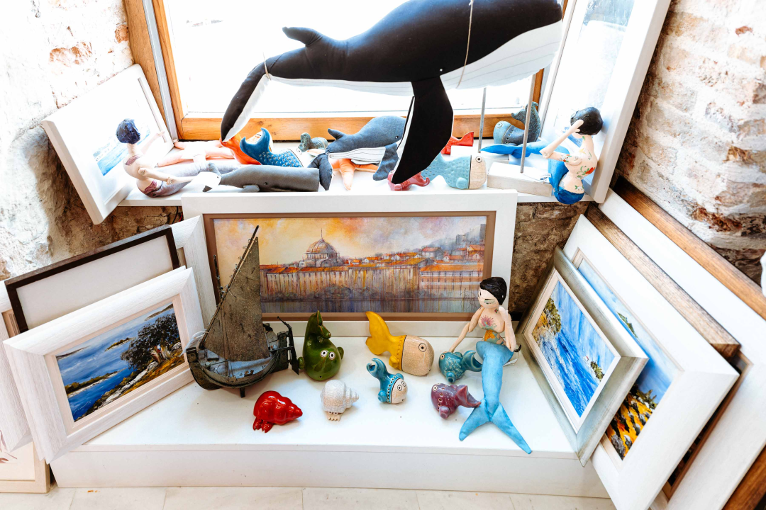 Za žene koje ne robuju trendovima: U Galeriju Juraj Dalmatinac stigla ljetna kolekcija Zorana Mrvoša   