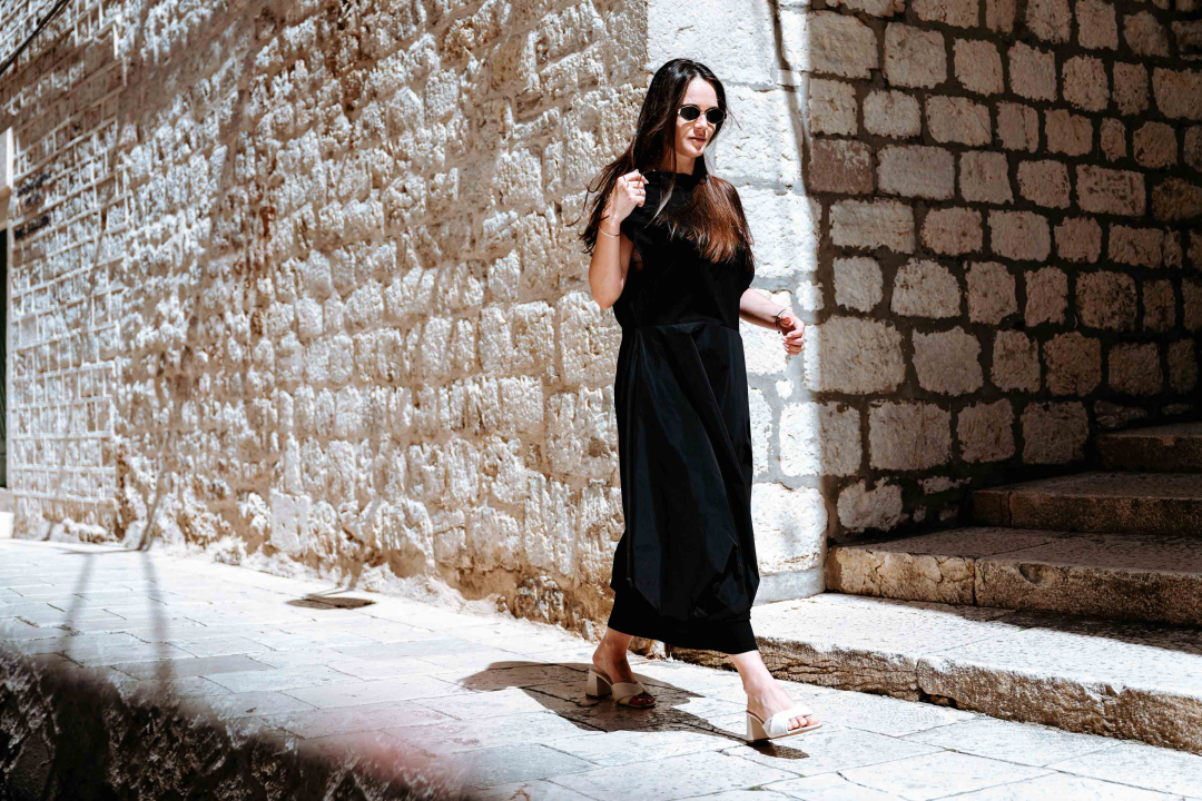 Za žene koje ne robuju trendovima: U Galeriju Juraj Dalmatinac stigla ljetna kolekcija Zorana Mrvoša   