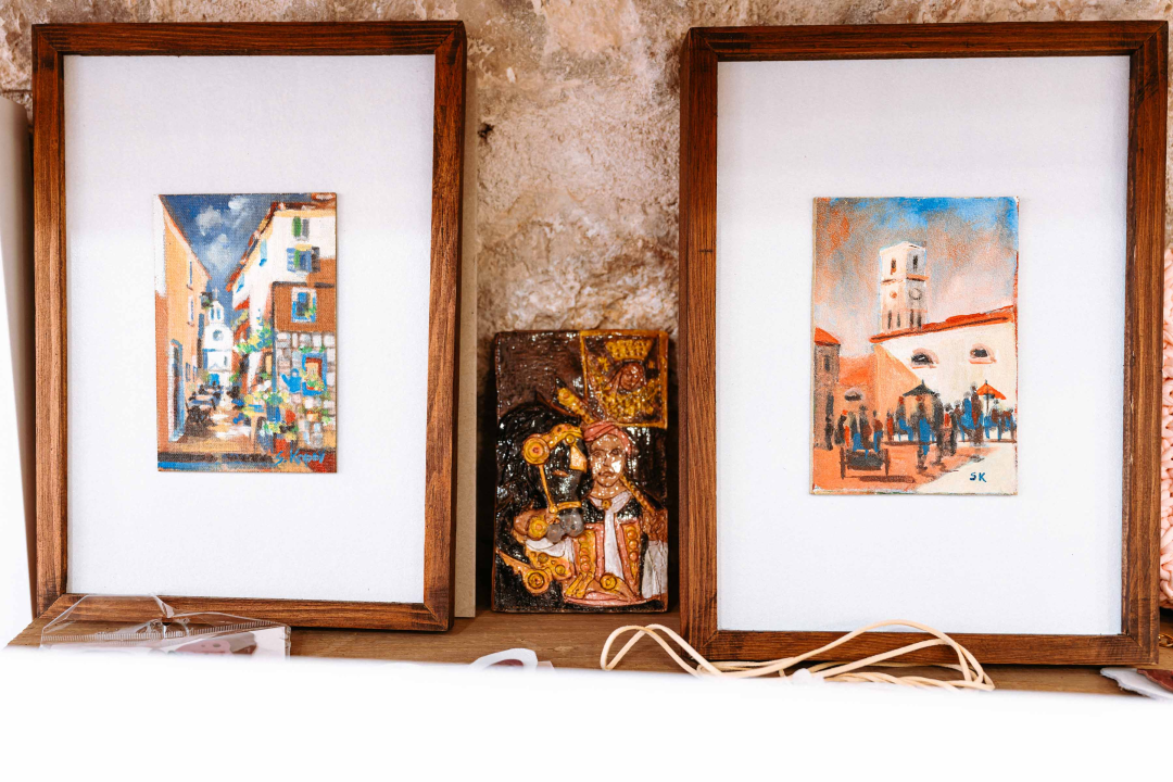 Za žene koje ne robuju trendovima: U Galeriju Juraj Dalmatinac stigla ljetna kolekcija Zorana Mrvoša   