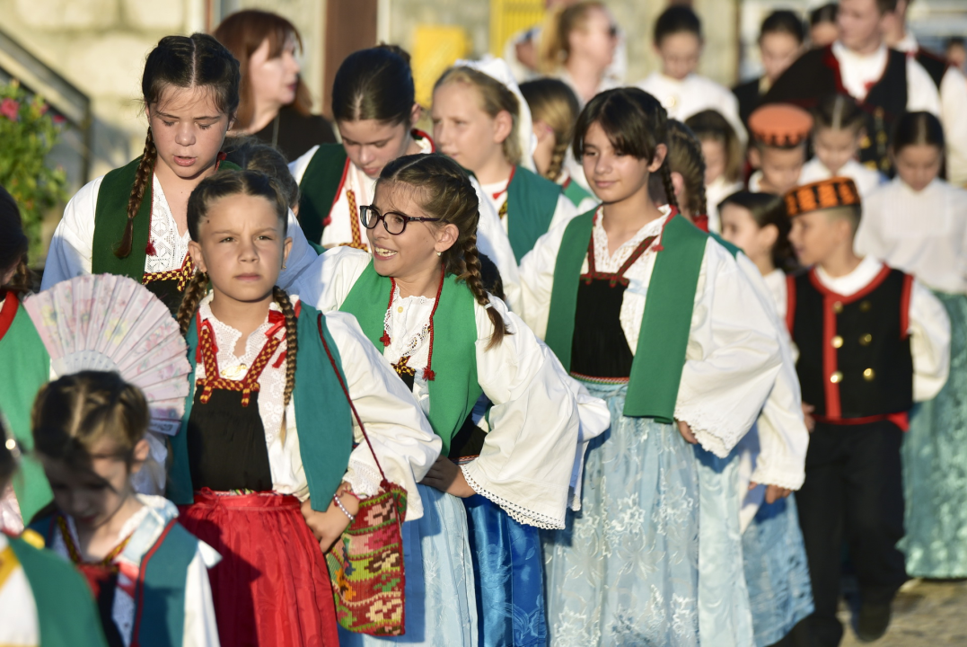 Manifestacijom koja je okupila 500 sudionika Betinjani pokazali ljubav prema tradiciji