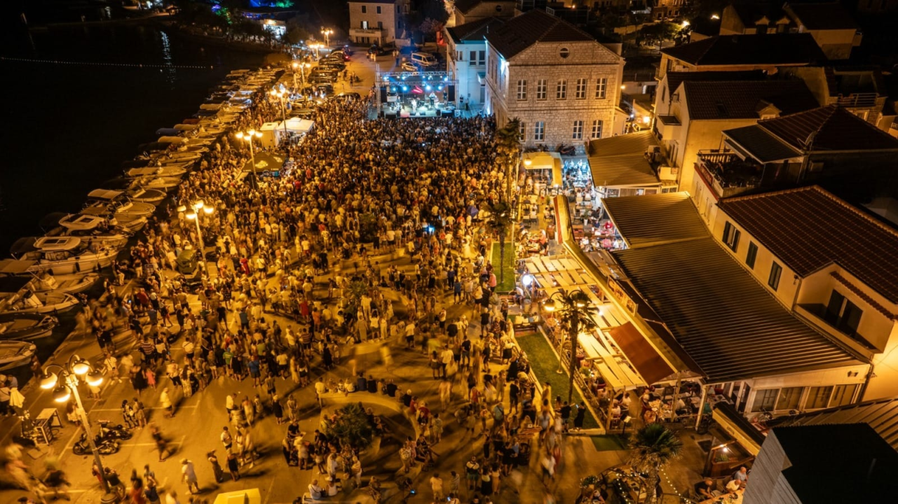 Jelena Rozga održala koncert za pamćenje pred prepunom rivom u Vodicama