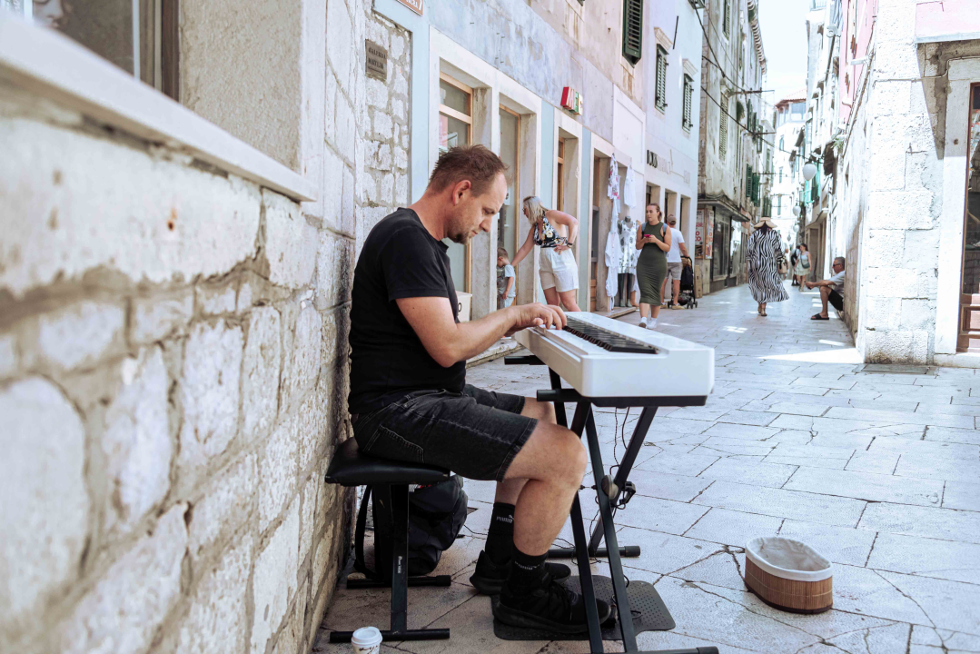 Poznato lice iz kulinarskih TV emisija nevolja je, zbog jedne žene, učinila uličnim sviračem