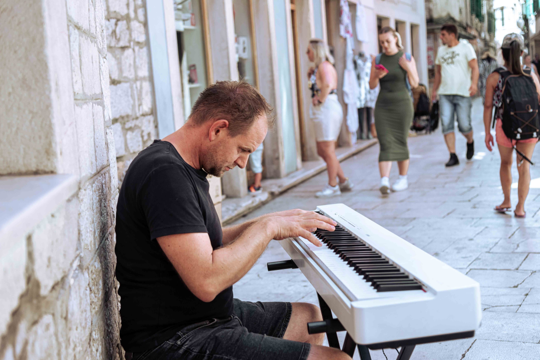 Poznato lice iz kulinarskih TV emisija nevolja je, zbog jedne žene, učinila uličnim sviračem