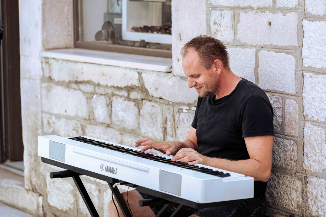 Poznato lice iz kulinarskih TV emisija nevolja je, zbog jedne žene, učinila uličnim sviračem