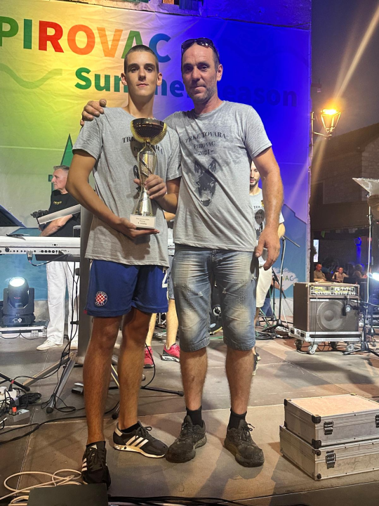 Ante Baus pobjednik trke na tovarima u Pirovcu