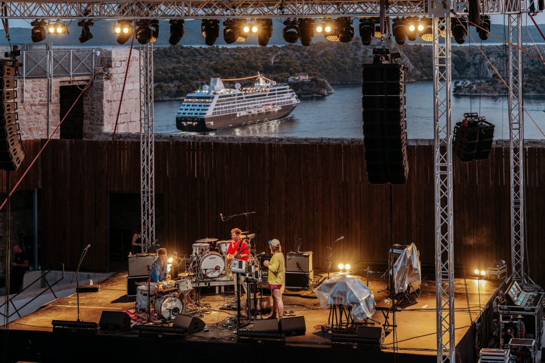 Devendra Banhart na sv.Mihovilu rasplesao publiku već prvom pjesmom: 'Ovo mjesto je pravi dragulj'