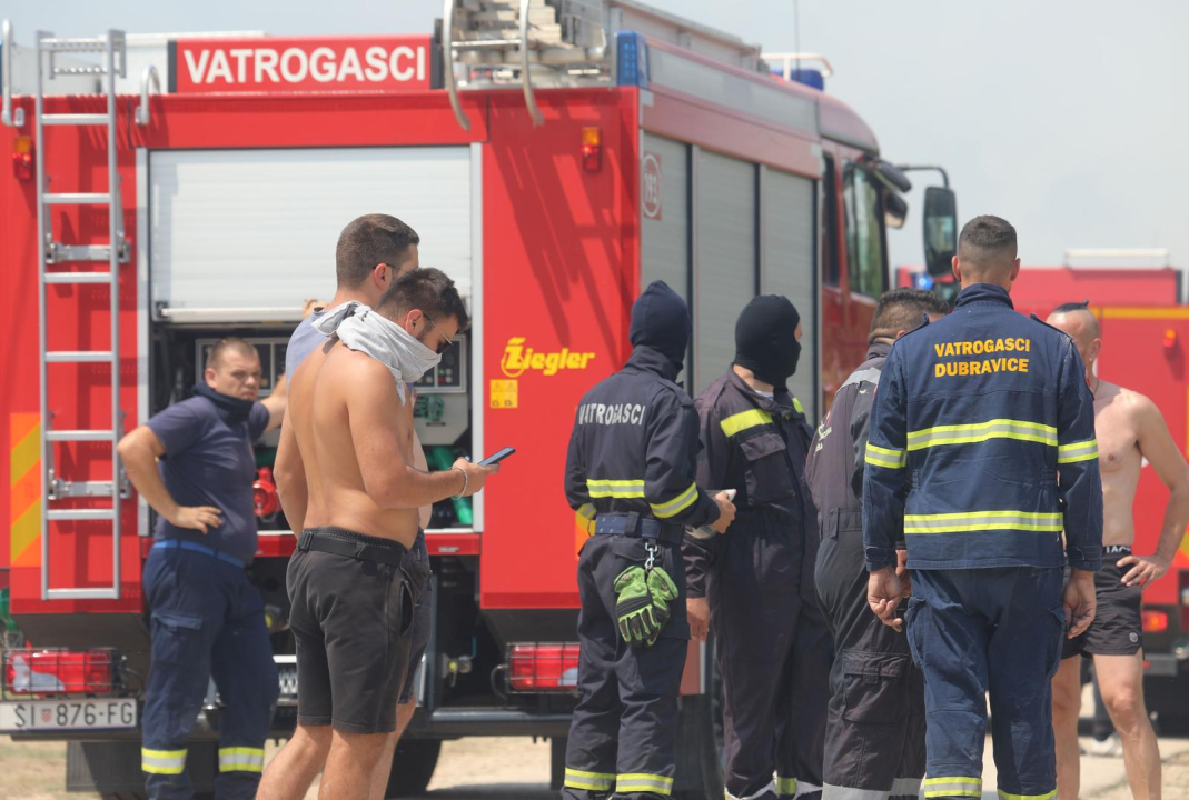 Preko 120 vatrogasaca bori se s požarom: 'Postoji šansa da se proširi u pravcu Dubravica i NP Krka'