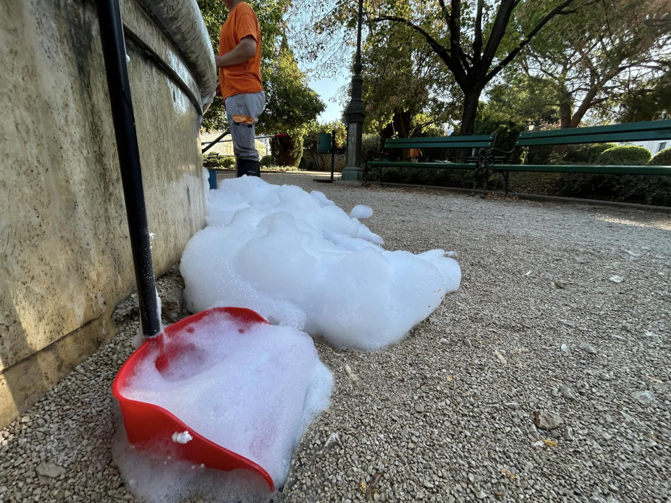 Ljudska glupost je beskrajna pa je netko napravio ‘pjena party’ u fontani u Đardinu 