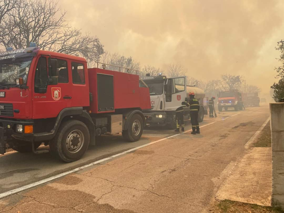 Šibenski vatrogasci nakon napornih 84 sata napokon doma