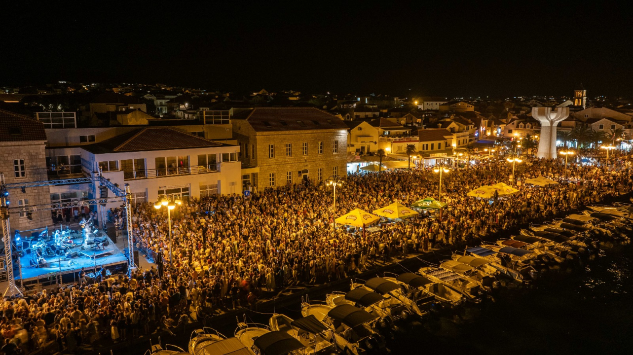 Vodička fešta okupila rekordan broj ljudi: Iće i piće, Mile Perkov, Fenixi, Spectrum i legendarni Petar Grašo