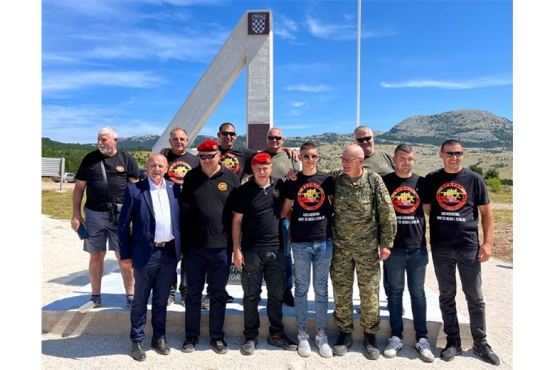 Na Crvenoj zemlji poviše Knina postavljen spomenik braniteljima