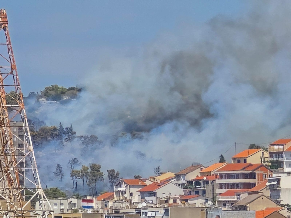 Požar i dalje aktivan, no pod kontrolom je vatrogasaca: Izgorjela je površina od oko 3,5 hektara