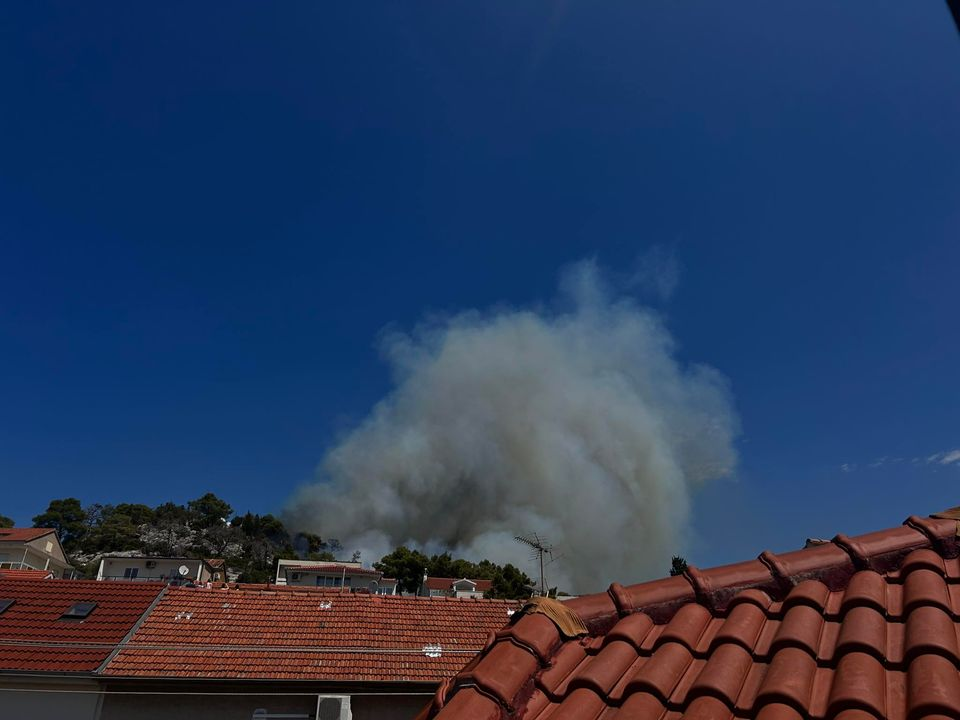 Požar i dalje aktivan, no pod kontrolom je vatrogasaca: Izgorjela je površina od oko 3,5 hektara