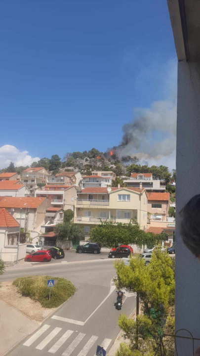 Požar i dalje aktivan, no pod kontrolom je vatrogasaca: Izgorjela je površina od oko 3,5 hektara